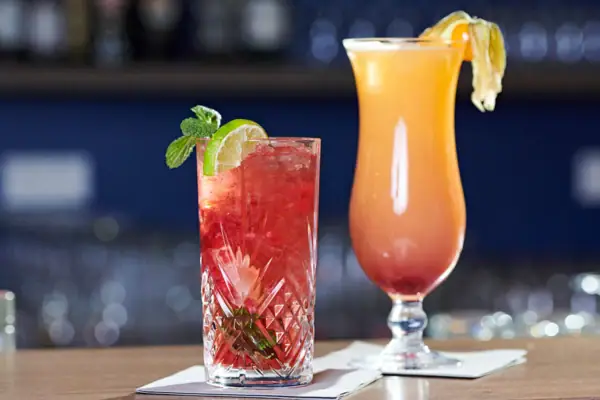 aja Bar Warnemünde Zwei Cocktails auf einer Bar.