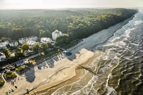 Küste von Usedom Strand mit Bäumen und Gebäuden aus der Vogelperspektive