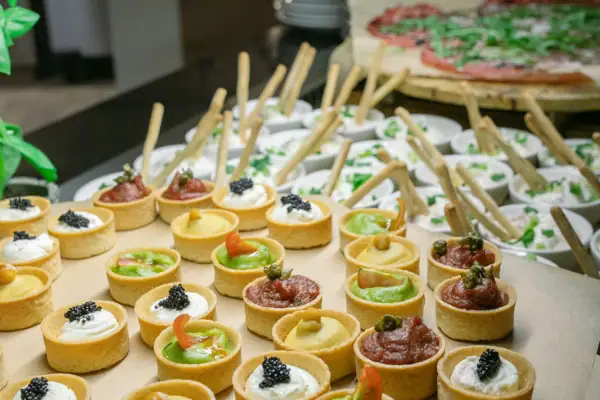 Silvester in Ruhpolding Ein Tisch voller Snacks, Gebäck und Desserts.