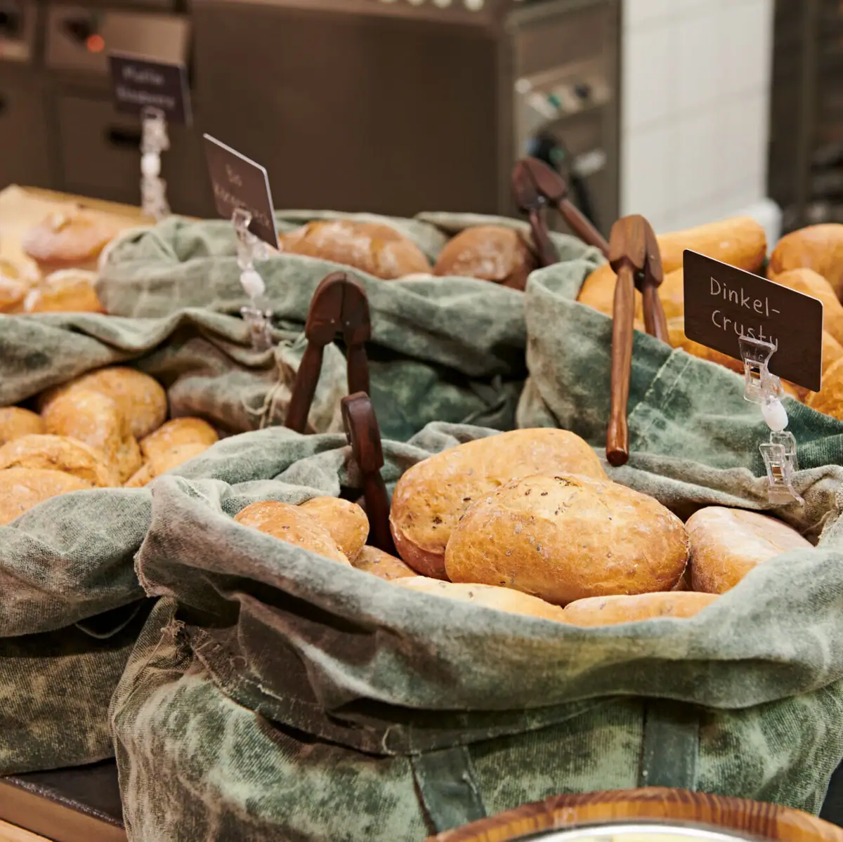 Eine Gruppe von Brottüten