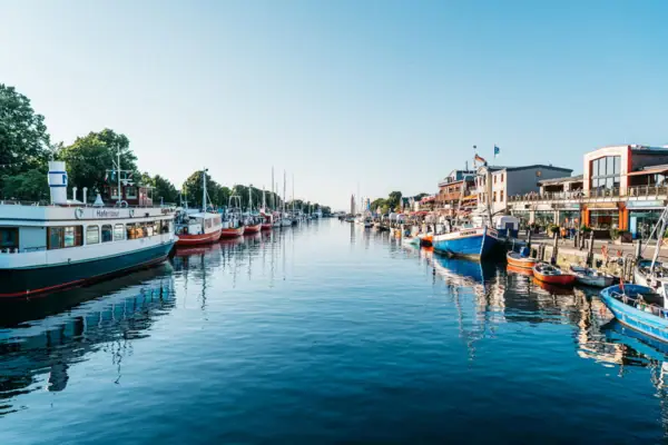 Alter Strom Wasserstraße mit Booten und Gebäuden, im Hintergrund Neapel.