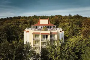 Ein Gebäude mit Bäumen im Hintergrund.