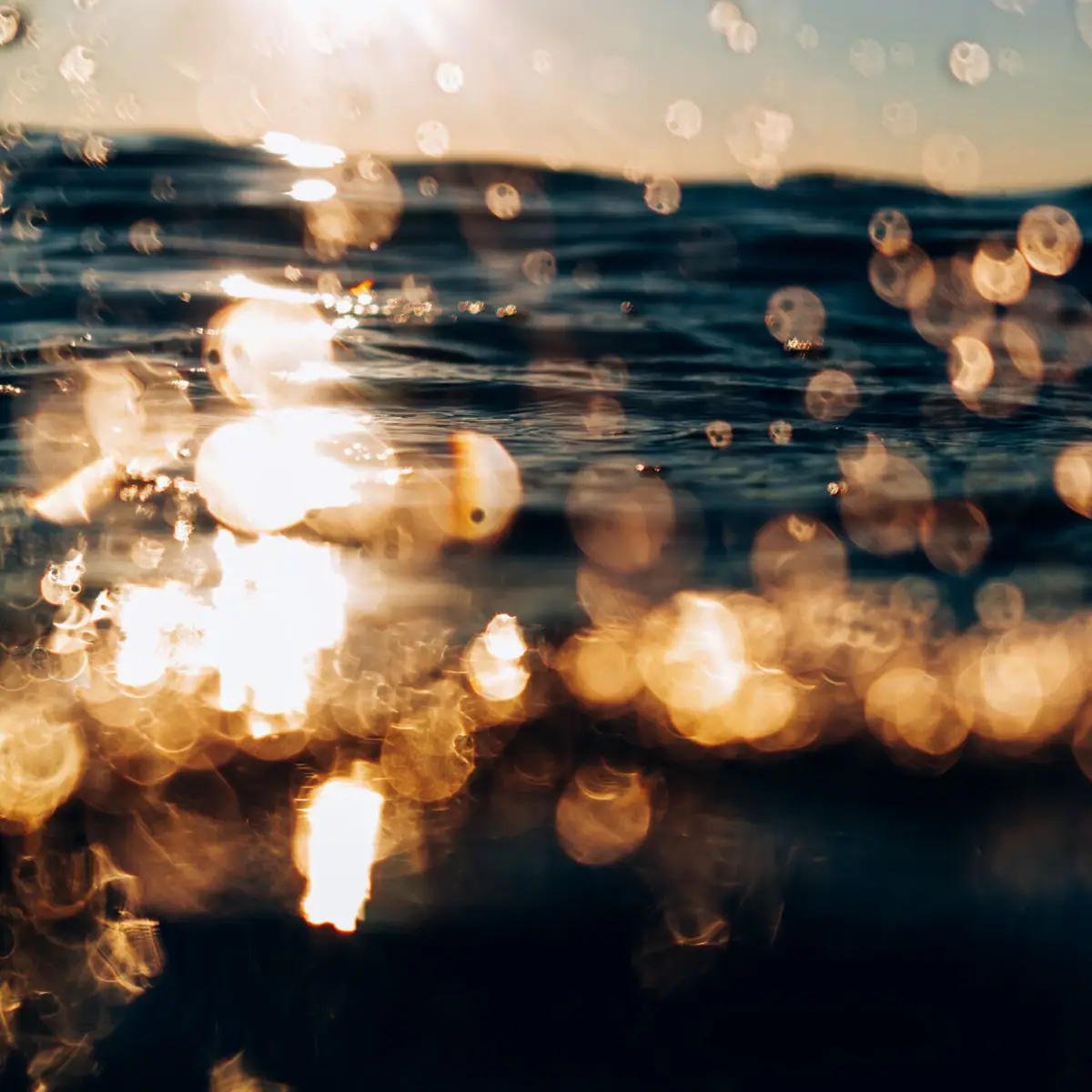 Wasser Wassertropfen auf der Wasseroberfläche