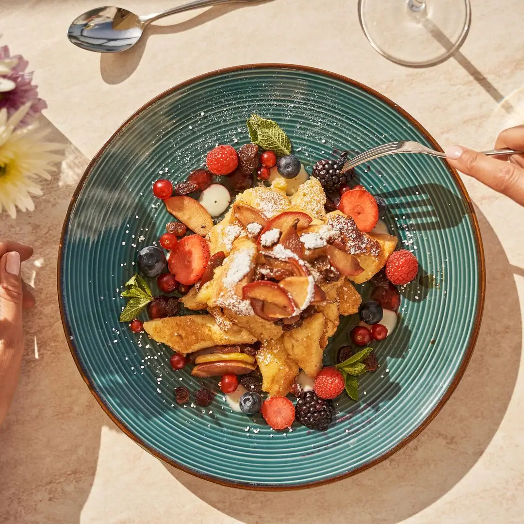 Dessert Ein Teller mit Obst und Beeren.