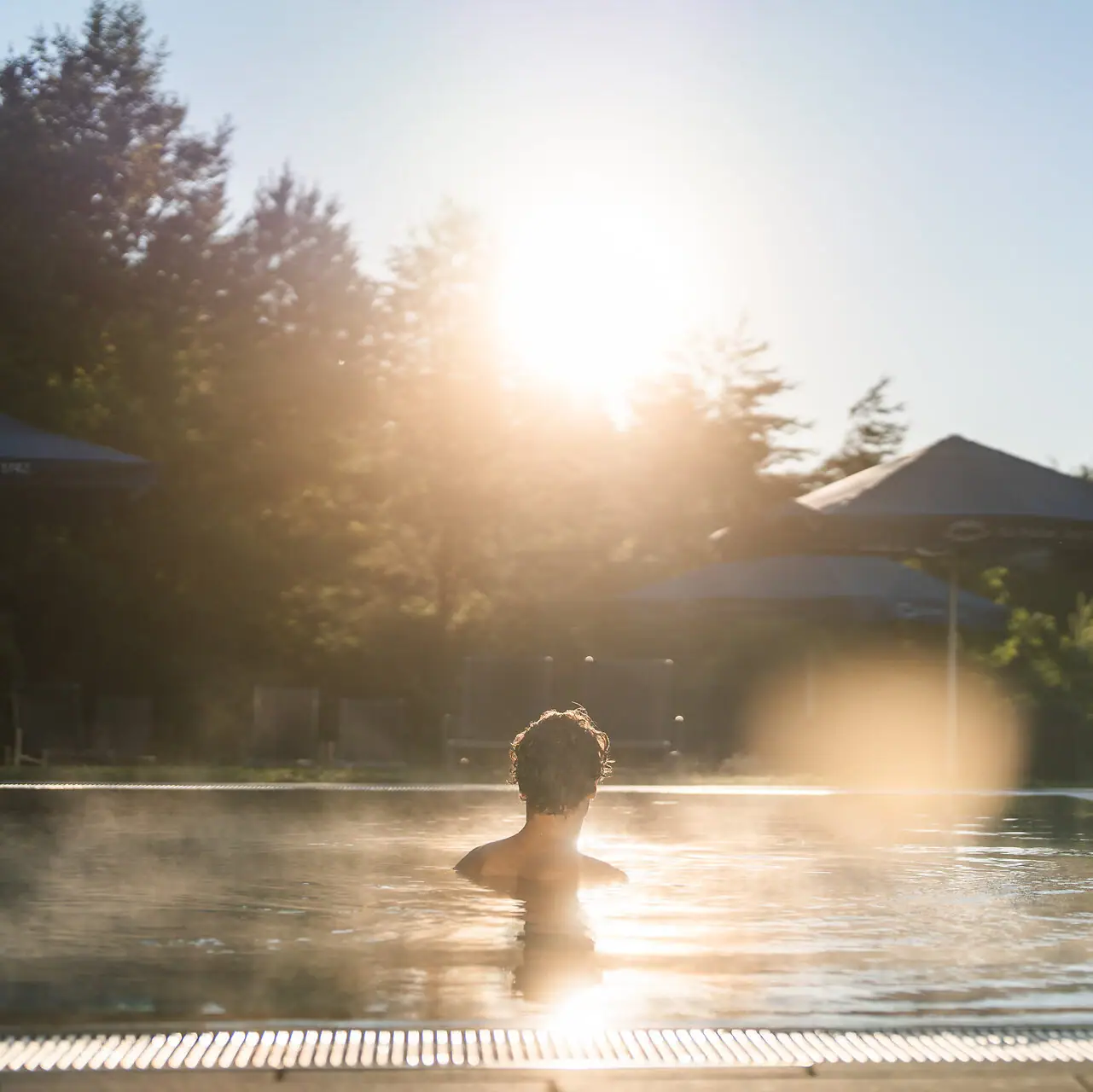 Day SPA in Bad Saarow Person im Pool beim Schwimmen im Freien