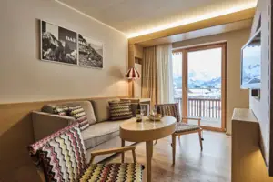 Sitzecke Ein Wohnzimmer mit Couch, Tisch und Stühlen.