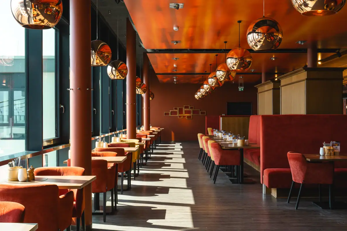 Ein Raum mit Tischen und Stühlen.