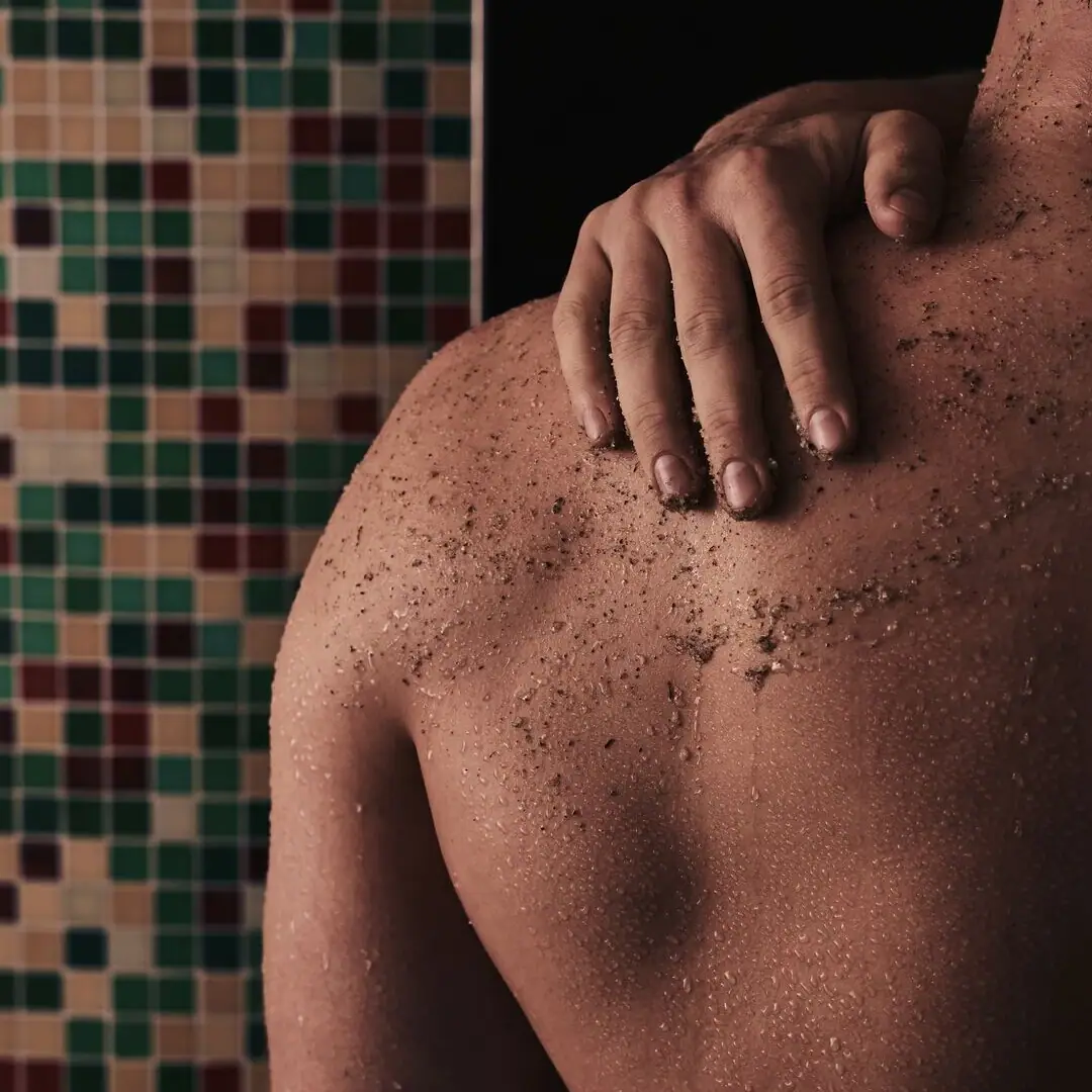 SPA Peeling Ein Mann mit einer Hand auf seiner Schulter.