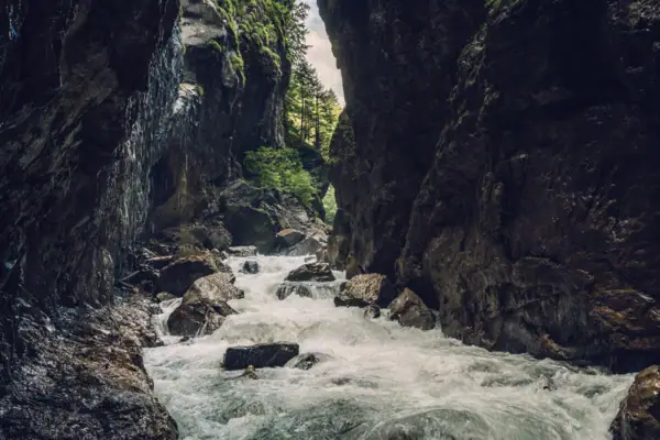 Die Lammerklamm entdecken Ein Fluss, der durch eine felsige Schlucht fließt.