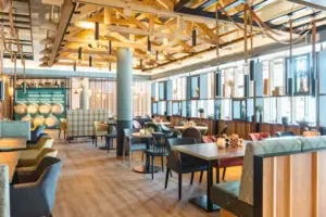 aja Restaurant Ein Restaurant mit Tischen und Stühlen.