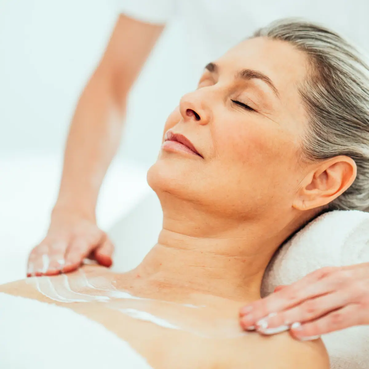 SPA-Anwendung Eine Frau erhält ein Körperpeeling.