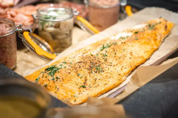 Lachs Ein Fisch auf einem Tablett.