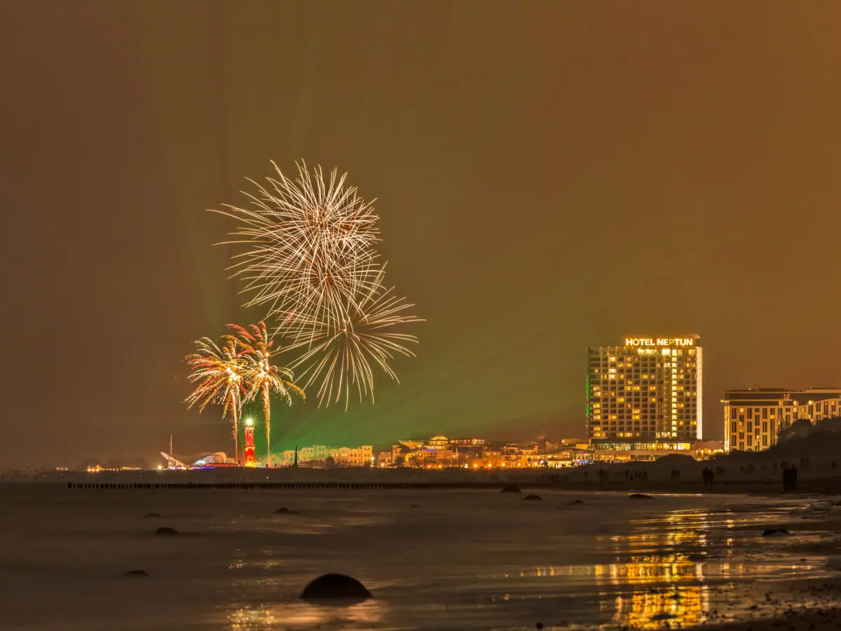 Silvester im aja Warnemünde Feuerwerk am Himmel über Warnemünde bei Nacht