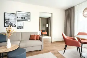 Suite Bergblick Ein Wohnzimmer mit Sofas und Sesseln.