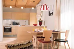 Küche Ferienwohnung Eine Küche und ein Esszimmer mit einem Tisch und Stühlen.