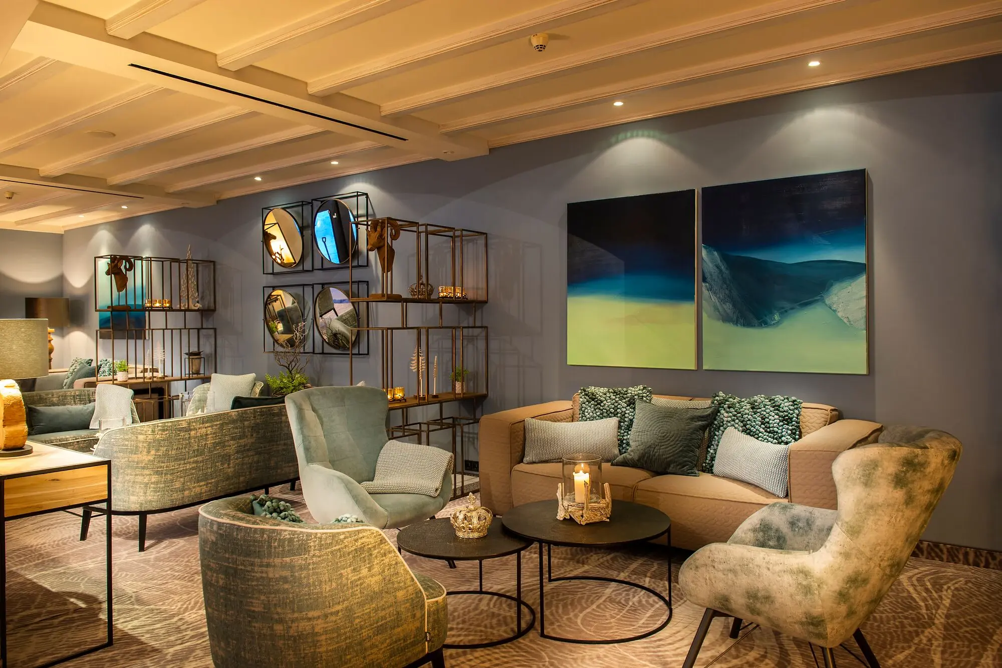 Lobby Fürstenhaus am Achensee Innenraum mit Couch, Sesseln und Couchtisch.