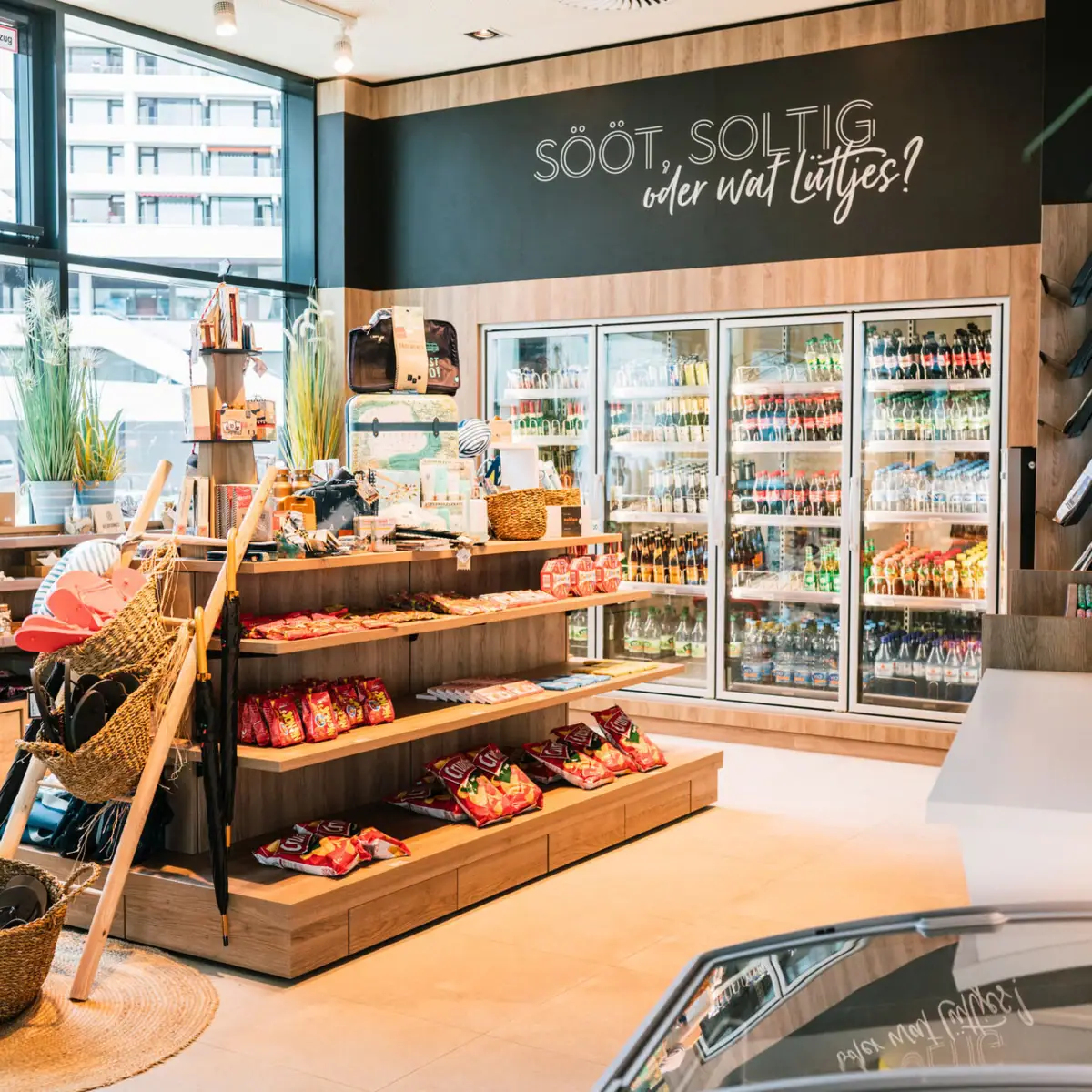 Ein Laden mit Regalen voller Lebensmittel und Getränke.