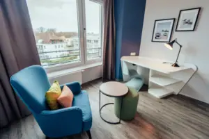 Doppelzimmer Landseite Ein Raum mit Schreibtisch und Stuhl.