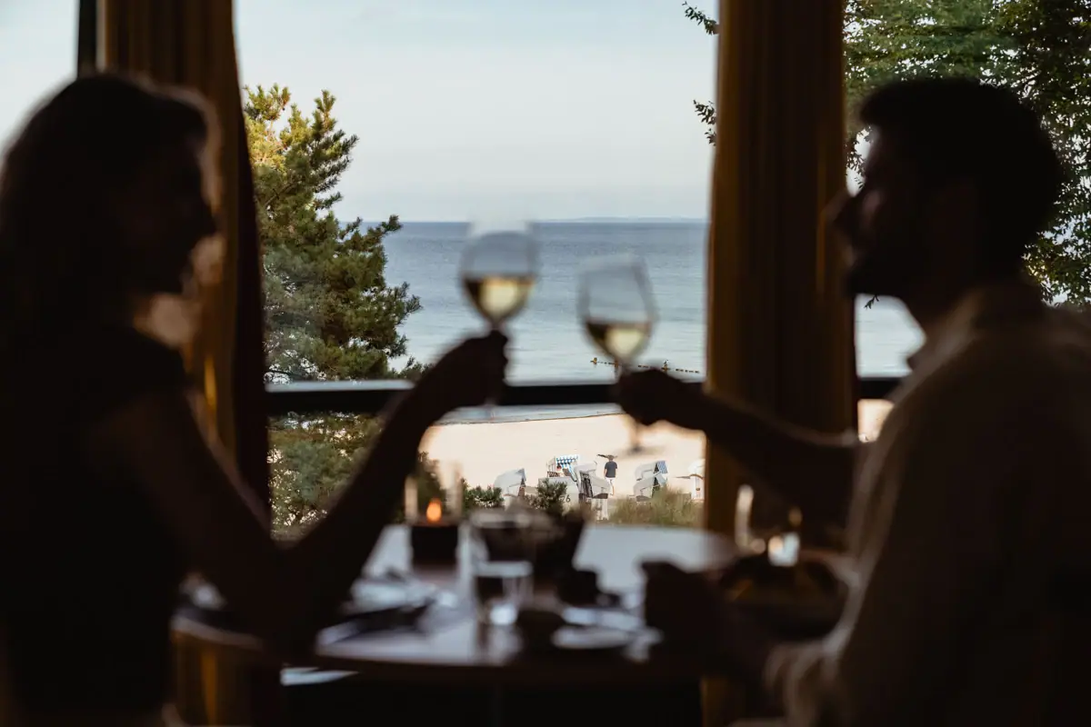 Ausblick Restaurant Ein Paar hält Weingläser an einem Tisch.