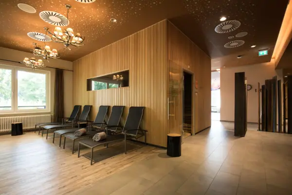 Saunaaufgüsse Ein Raum mit Stühlen und einer Holzwand.