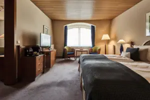 Hotelzimmer Zimmer mit Bett und Fernseher.