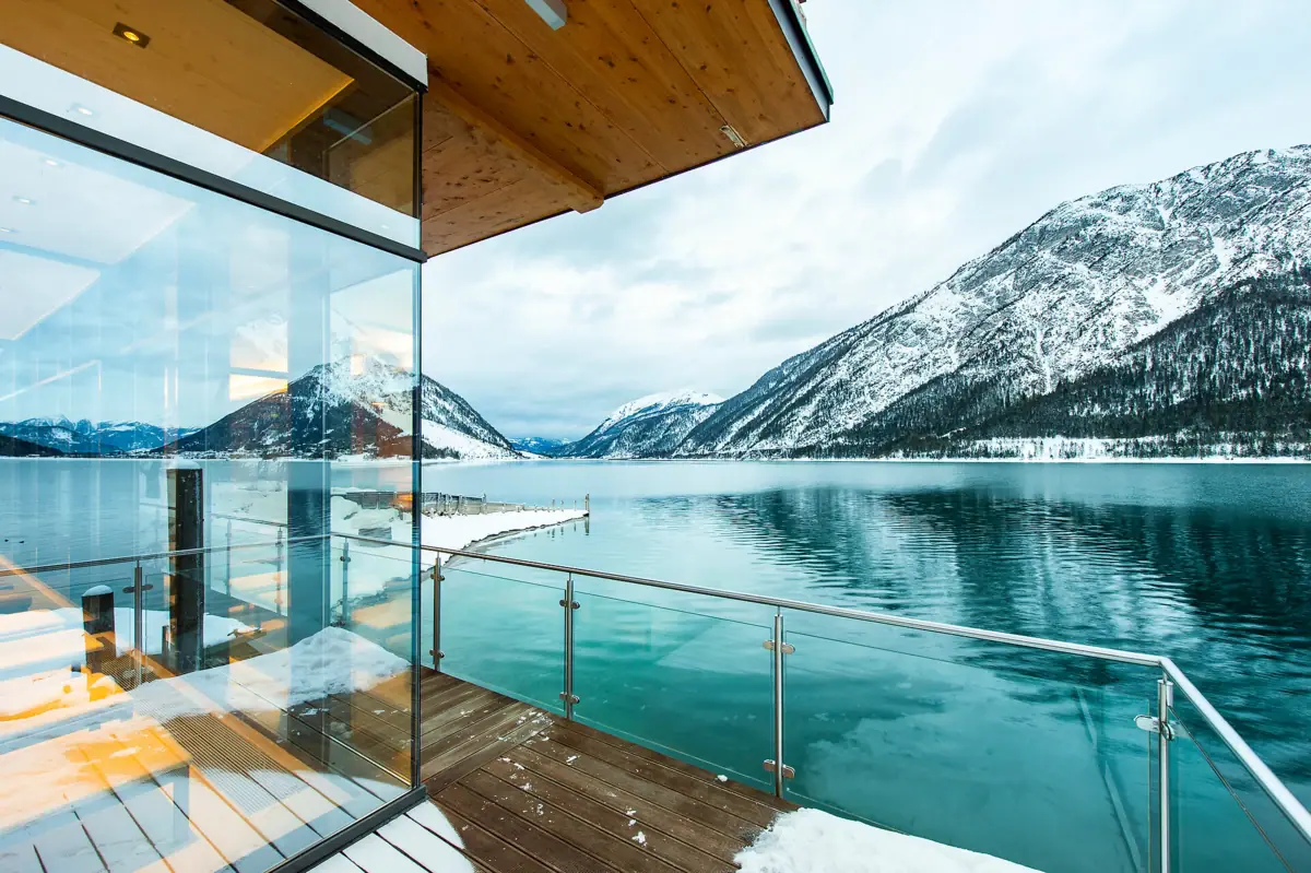aja Fürstenhaus am Achensee Winter Das aja Fürstenhaus am Achensee im Winter mit dem See im Hintergrund.