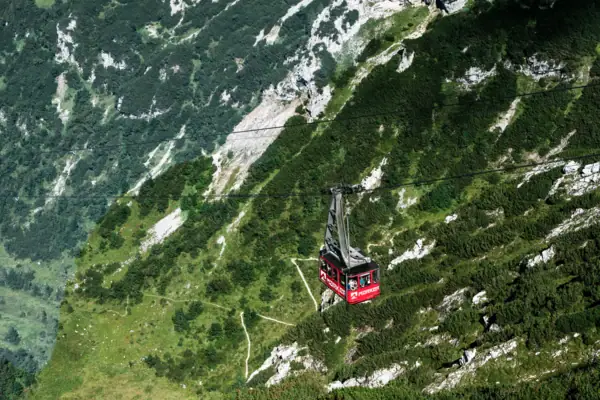 Bergbahn Garmisch Eine rote Gondel einer Seilbahn in den Bergen.