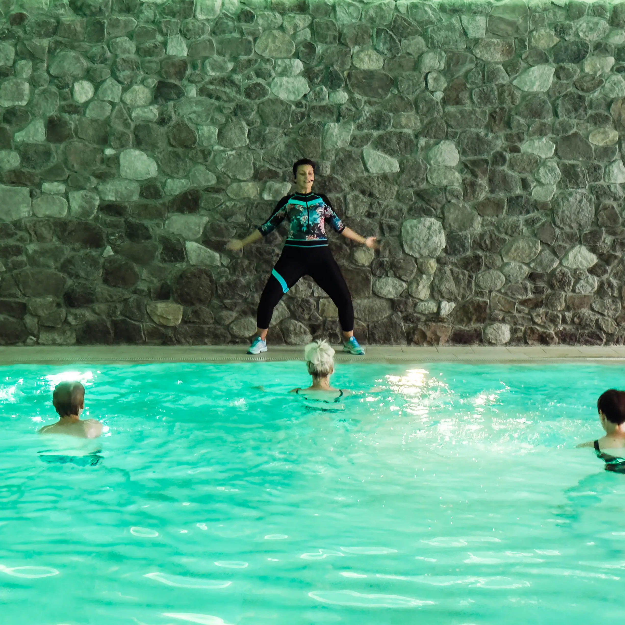 Eine Frau steht in einem Schwimmbecken.