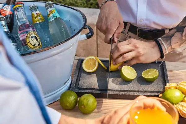 Eine Person schneidet eine Zitrone mit einem Messer.