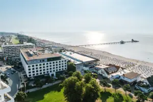 aja Grömitz Ein Gebäude neben einem Gewässer.