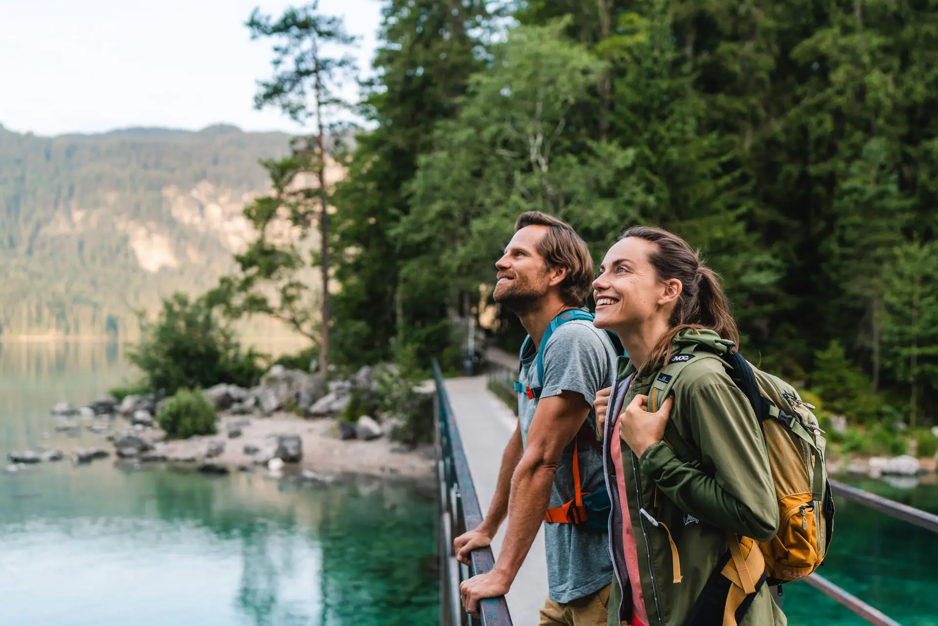 Wandern Eibsee Ein Mann und eine Frau betrachten Wasser und die Aussicht am Ufer des Eibsees