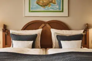 Bett mit Kissen und Lampe auf dem Nachttisch