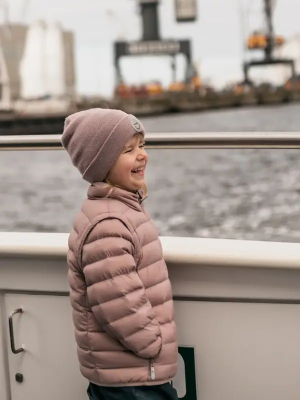 Mädchen auf einem Boot Ein Mädchen steht auf einem Boot.