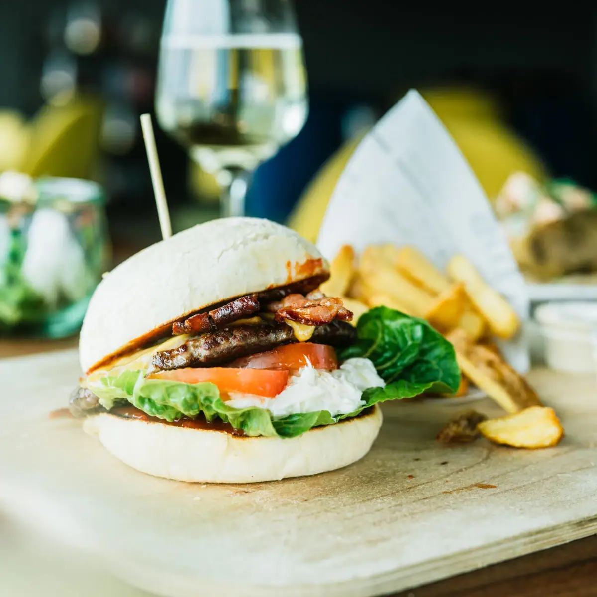 Burger Burger und Pommes frites auf einem Schneidebrett