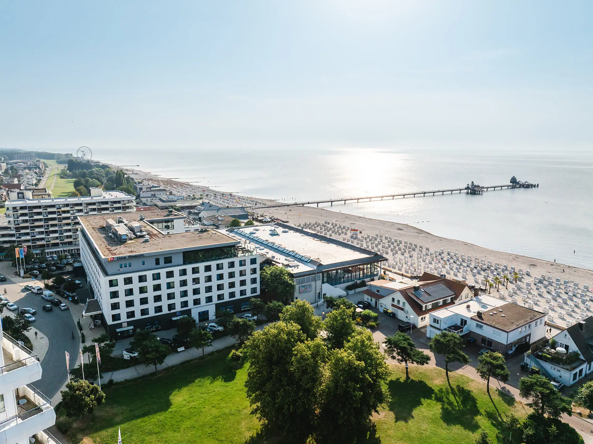 aja Grömitz Ein Gebäude neben einem Gewässer.