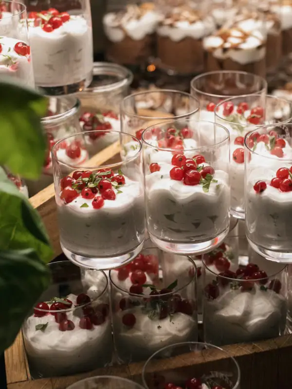 Dessert Eine Gruppe von Dessertgläsern