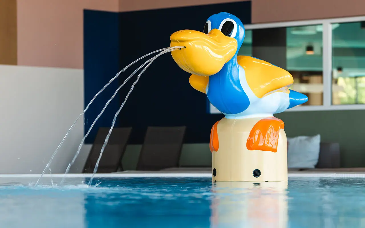 Kinderschwimmbecken im aja Warnemünde Ein Kinderschwimmbecken im aja Warnemünde mit flachem Wasser und einem wasserspuckenden Pelikan.