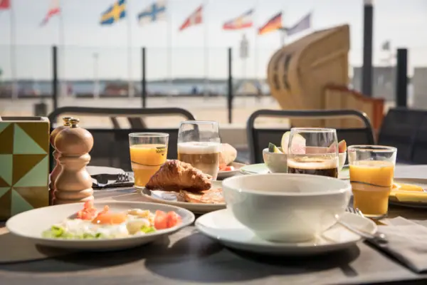 Frühstück Ein Tisch mit verschiedenen Speisen und Getränken.