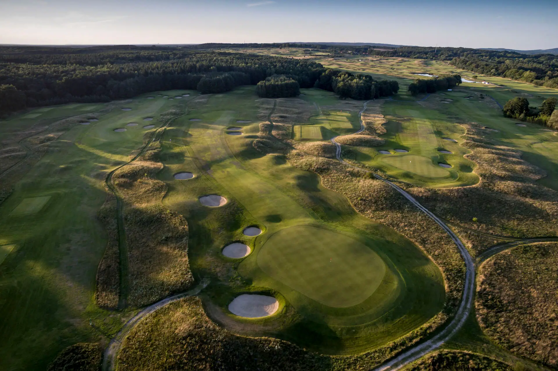 Golfen in Bad Saarow Golfplatz mit mehreren Sandbunkern aus der Vogelperspektive