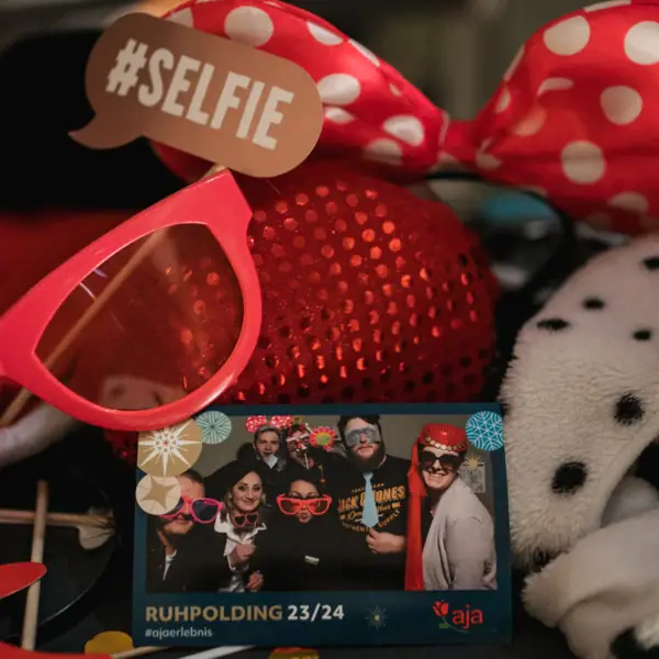 Partydeko Spielzeug und Modeaccessoires auf einem Tisch.