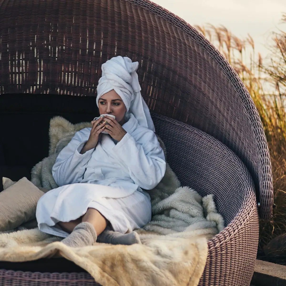 Eine Frau sitzt in einem Stuhl.