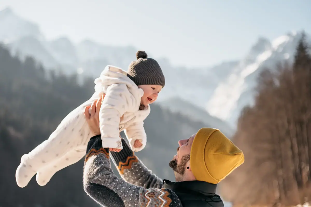 Vater und Sohn Ein Mann hält ein Baby in die Luft.