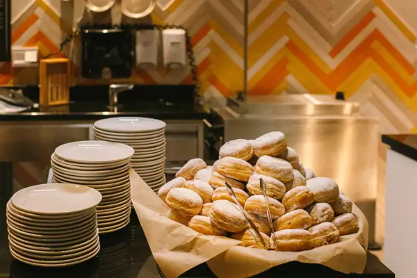 Silvester in Ruhpolding Ein Stapel Berliner auf einer Theke.