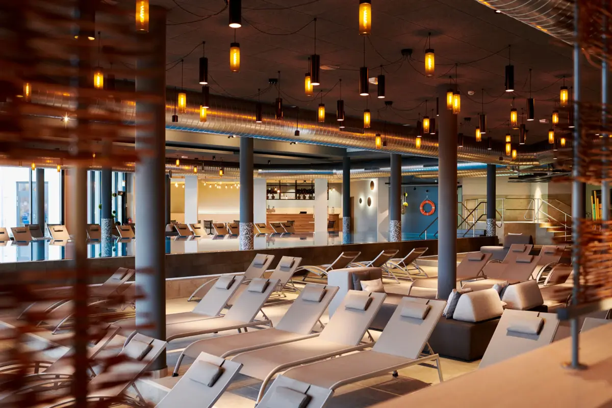 Ruhebereich in der Badewelt im aja SPA Ruhpolding Ein Lounge-Sessel im Pool