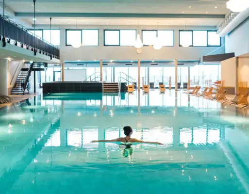 Badewelt Eine Person schwimmt in einem Schwimmbecken.