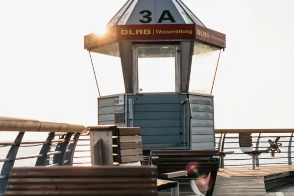DLRG Kleine Struktur auf einem Steg mit Himmel im Hintergrund.