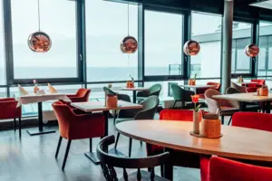 Restaurant Ein Raum mit Tischen und Stühlen.