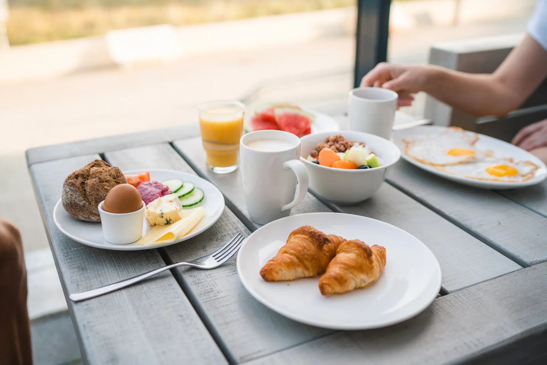 Ein Tisch mit Tellern voller Speisen und Früchten.