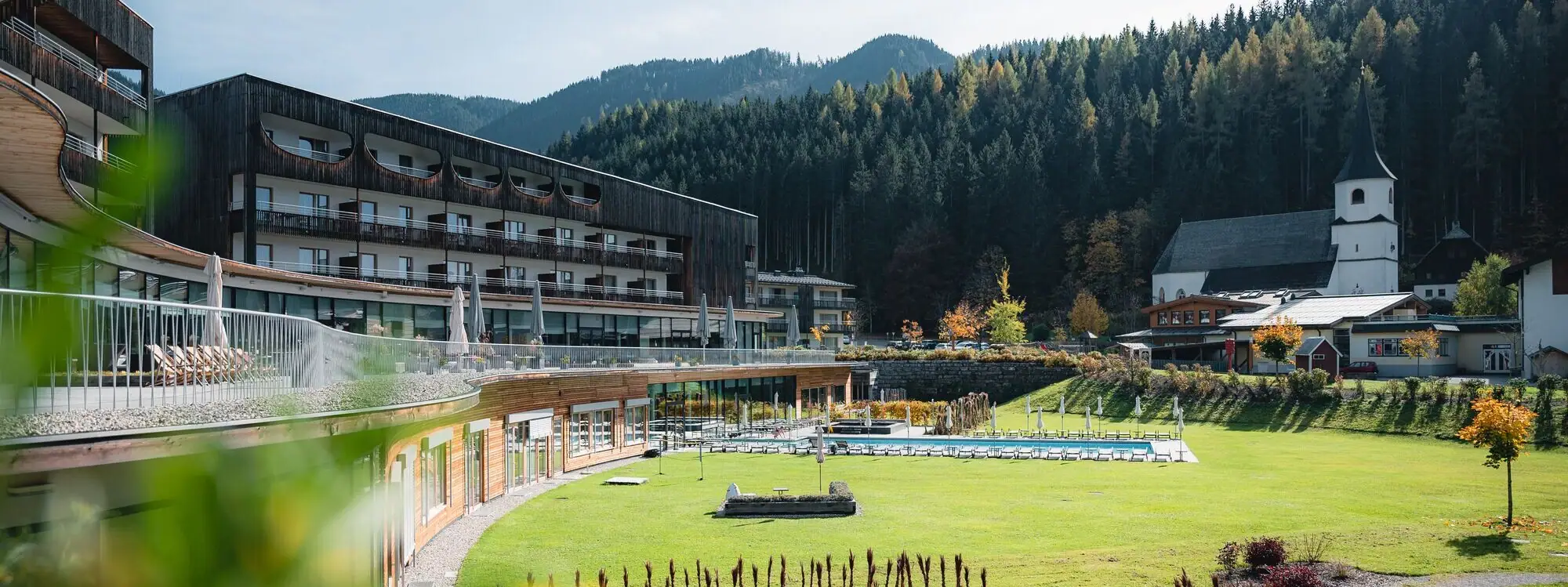 aja Werfenweng Grüne Wiese mit einem Gebäude im Hintergrund