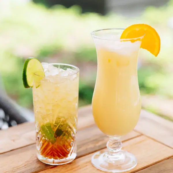Zwei Drinks Terrasse Zwei Gläser mit Getränken auf einem Tisch, eines mit Cocktailgarnitur auf der Terasse der aja Bar Garmisch-Partenkirchen.